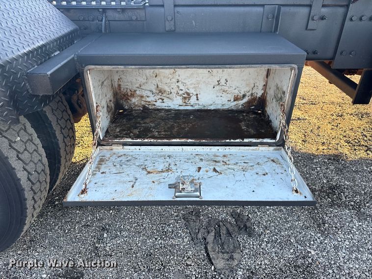 image for item EG1804 2011 Mack CHU614 semi truck