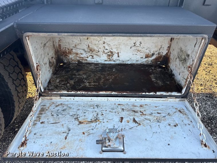 image for item EG1804 2011 Mack CHU614 semi truck