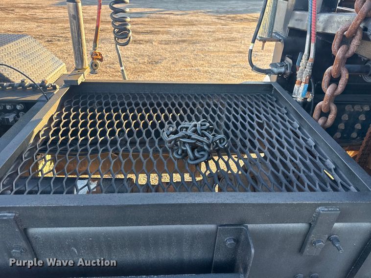 image for item EG1804 2011 Mack CHU614 semi truck