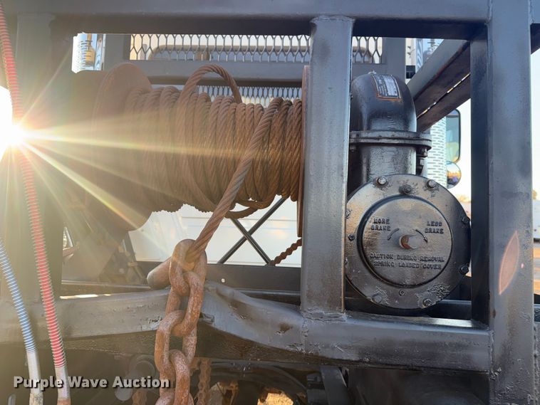 image for item EG1804 2011 Mack CHU614 semi truck