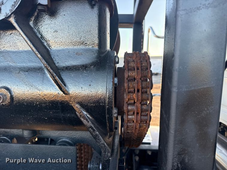 image for item EG1804 2011 Mack CHU614 semi truck