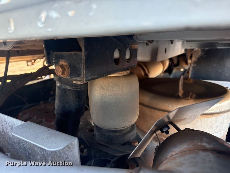 image for item EG1804 2011 Mack CHU614 semi truck