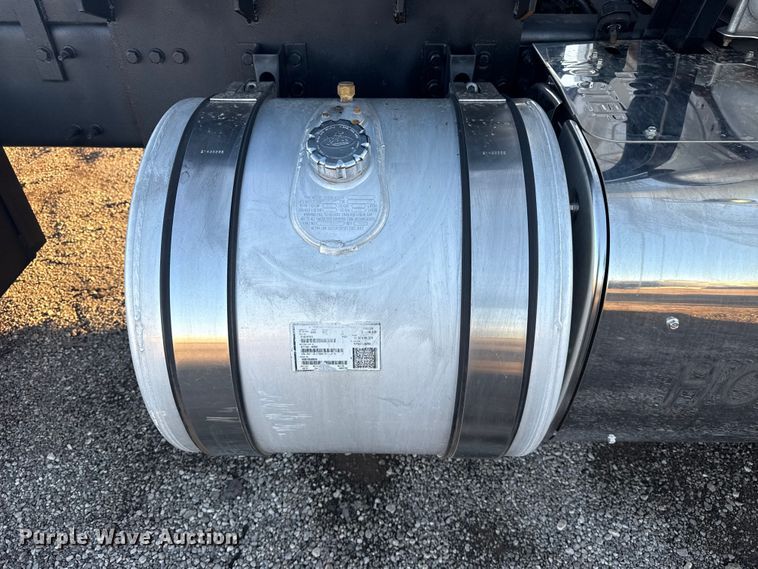 image for item EG1804 2011 Mack CHU614 semi truck