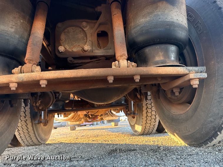 image for item EG1804 2011 Mack CHU614 semi truck