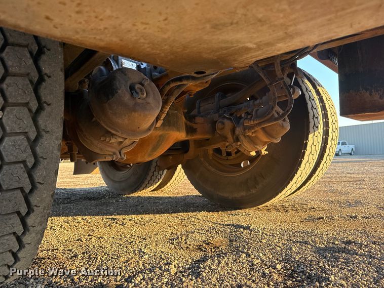 image for item EG1804 2011 Mack CHU614 semi truck