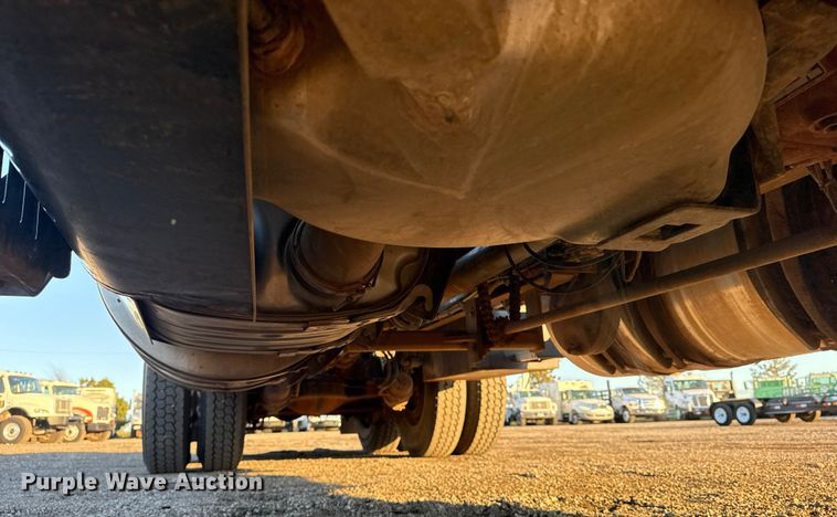 image for item EG1804 2011 Mack CHU614 semi truck