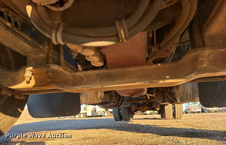 image for item EG1804 2011 Mack CHU614 semi truck