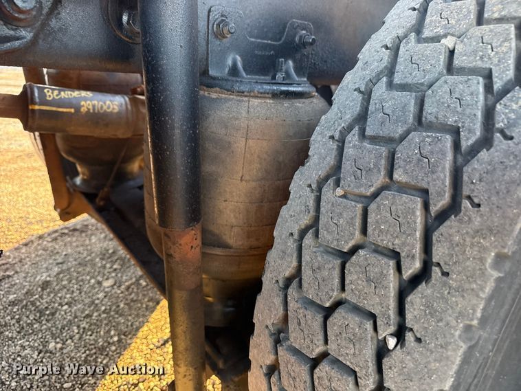 image for item EG1804 2011 Mack CHU614 semi truck