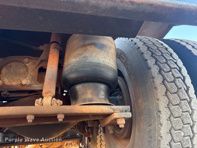 image for item EG1804 2011 Mack CHU614 semi truck