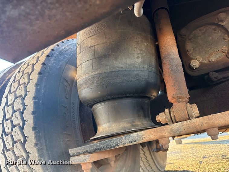 image for item EG1804 2011 Mack CHU614 semi truck