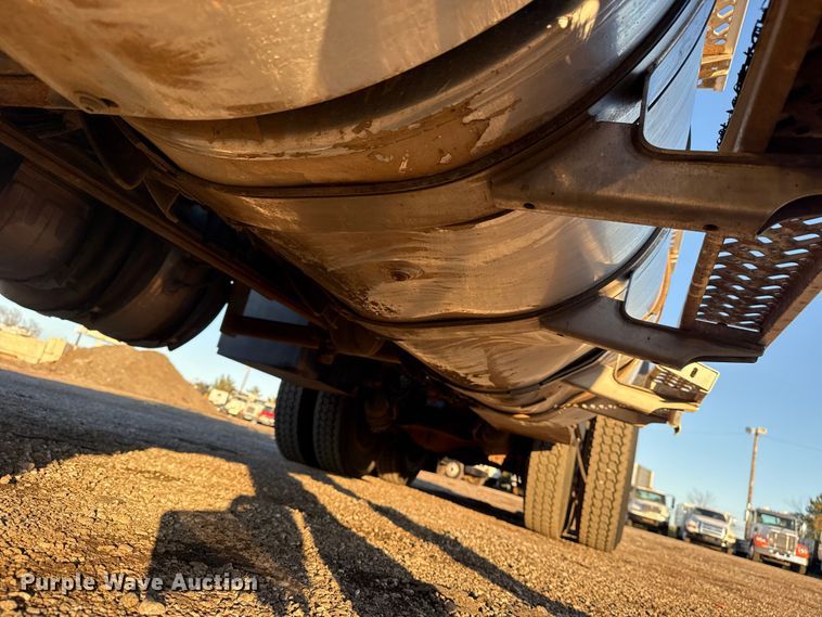 image for item EG1804 2011 Mack CHU614 semi truck