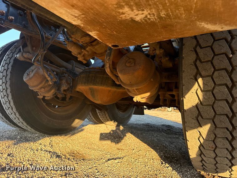 image for item EG1804 2011 Mack CHU614 semi truck