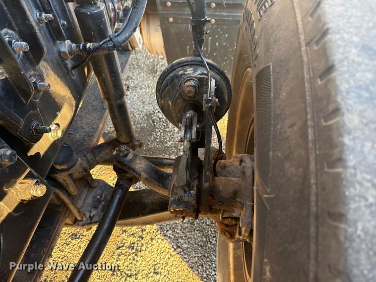 image for item EG1804 2011 Mack CHU614 semi truck