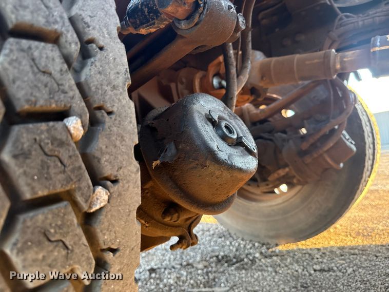 image for item EG1804 2011 Mack CHU614 semi truck