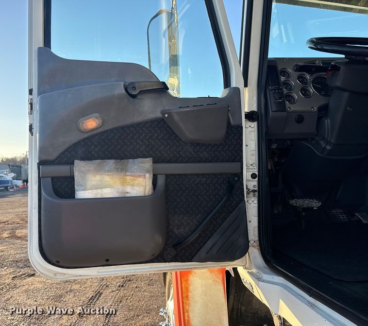 image for item EG1804 2011 Mack CHU614 semi truck