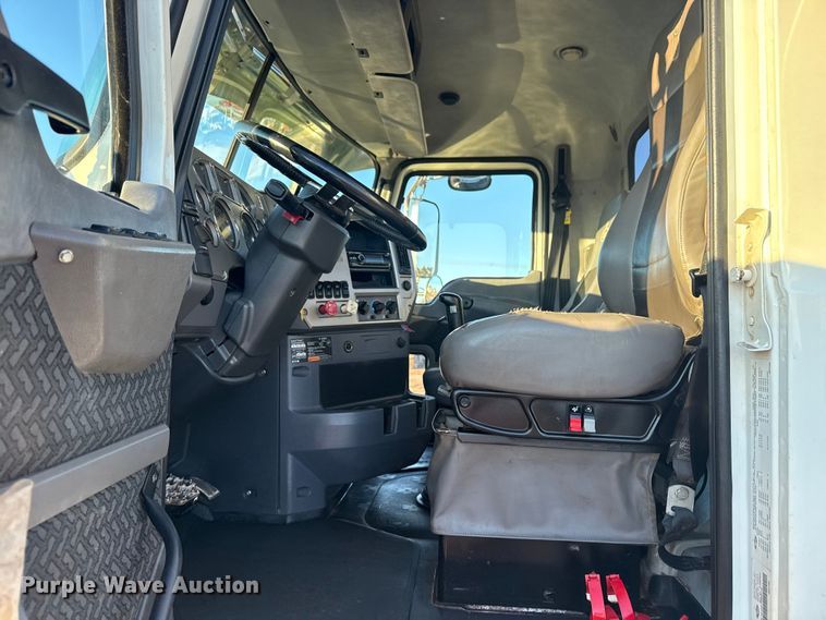 image for item EG1804 2011 Mack CHU614 semi truck