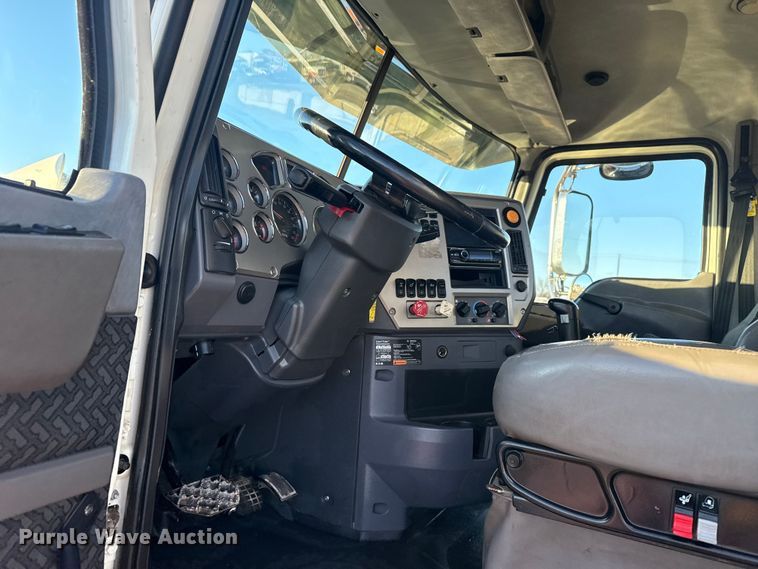 image for item EG1804 2011 Mack CHU614 semi truck