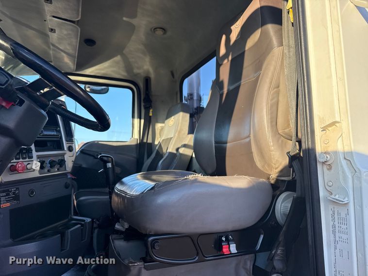 image for item EG1804 2011 Mack CHU614 semi truck