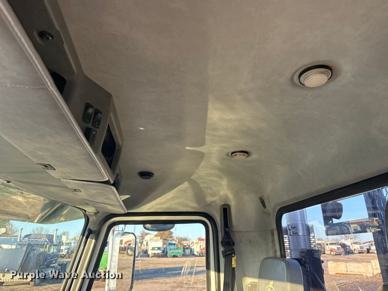 image for item EG1804 2011 Mack CHU614 semi truck