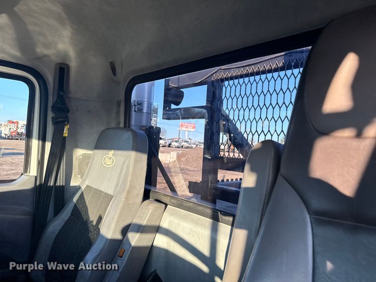 image for item EG1804 2011 Mack CHU614 semi truck