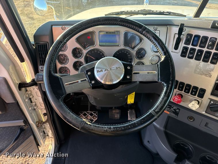 image for item EG1804 2011 Mack CHU614 semi truck