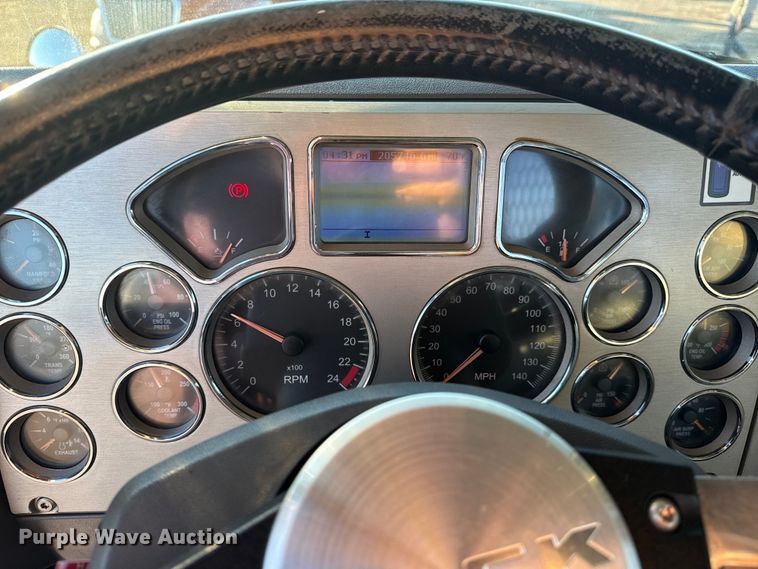 image for item EG1804 2011 Mack CHU614 semi truck