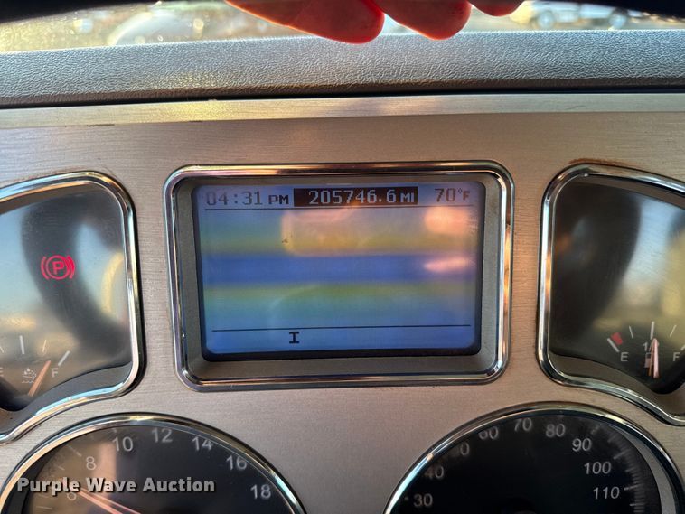 image for item EG1804 2011 Mack CHU614 semi truck