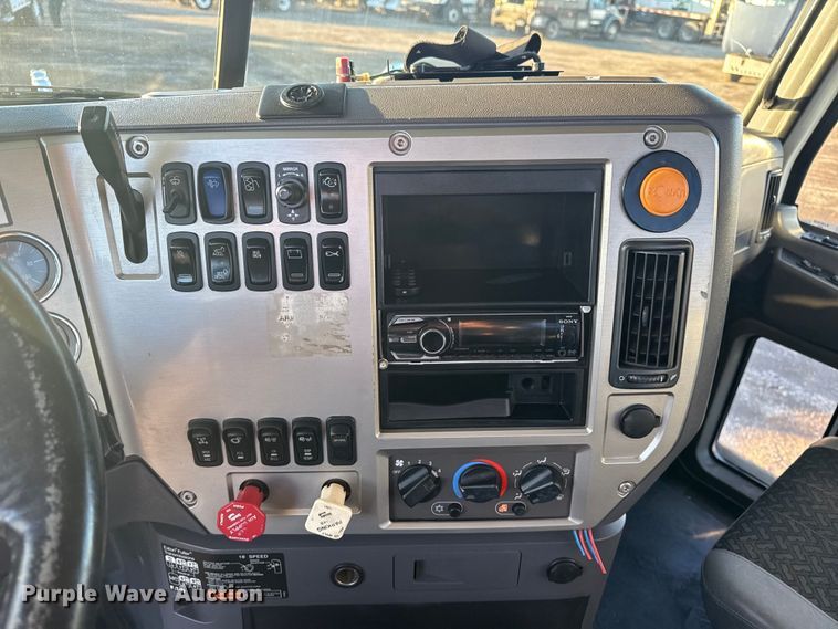 image for item EG1804 2011 Mack CHU614 semi truck