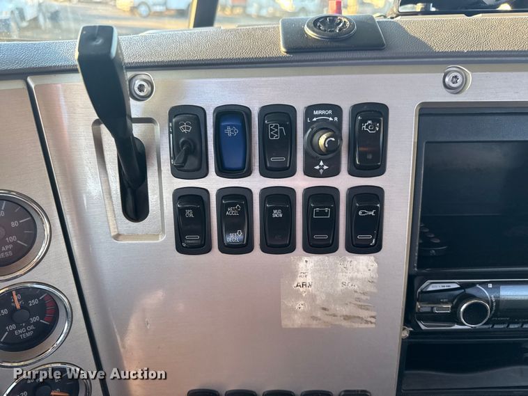 image for item EG1804 2011 Mack CHU614 semi truck