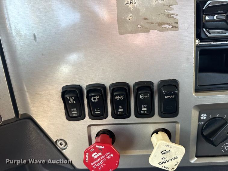 image for item EG1804 2011 Mack CHU614 semi truck