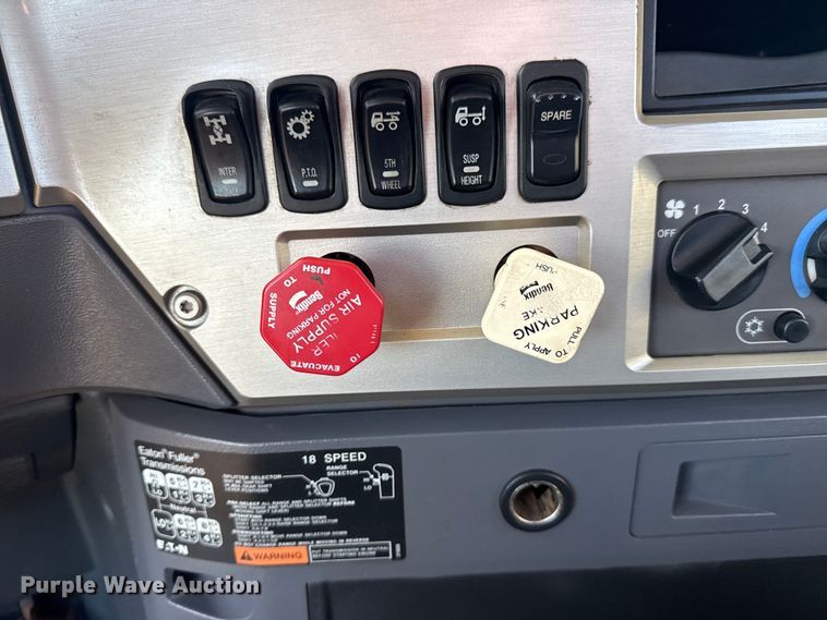 image for item EG1804 2011 Mack CHU614 semi truck