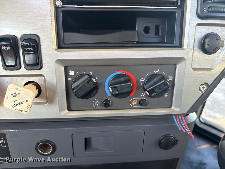 image for item EG1804 2011 Mack CHU614 semi truck