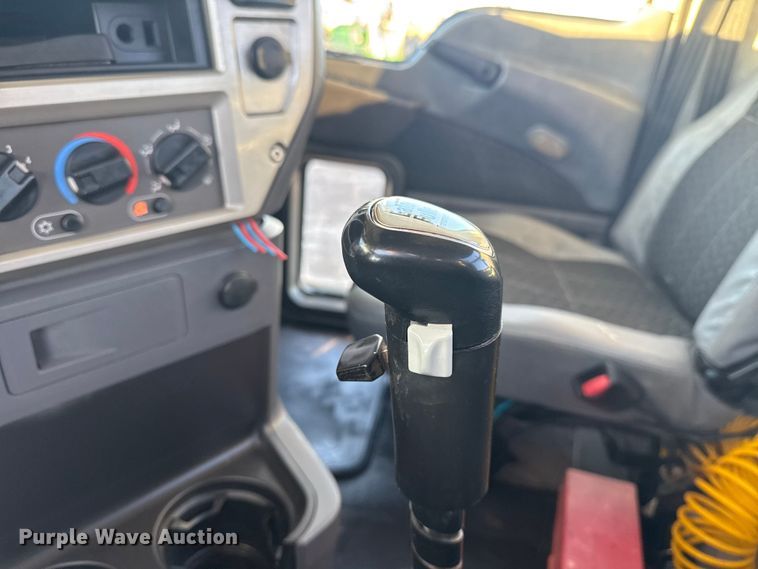 image for item EG1804 2011 Mack CHU614 semi truck