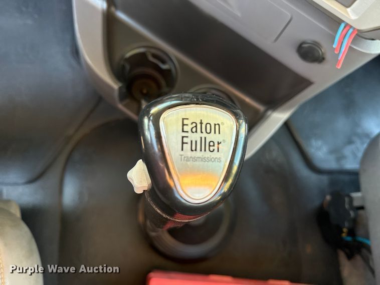 image for item EG1804 2011 Mack CHU614 semi truck