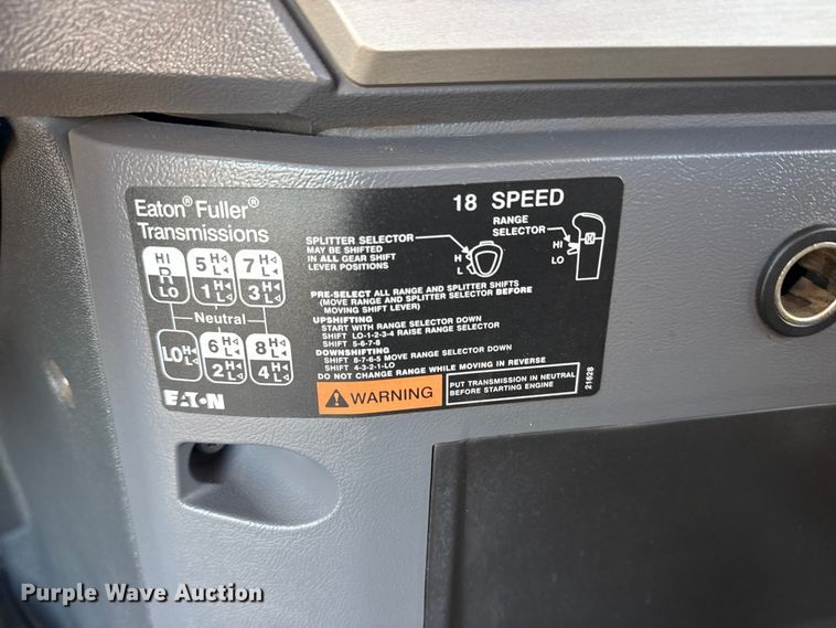 image for item EG1804 2011 Mack CHU614 semi truck