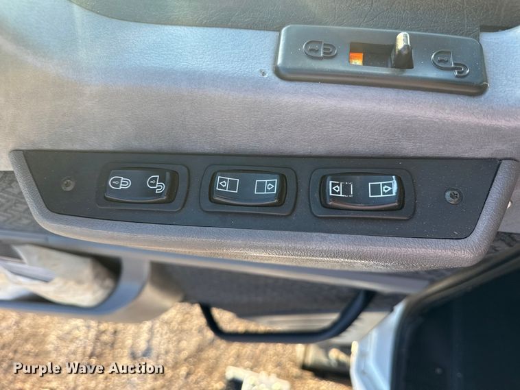 image for item EG1804 2011 Mack CHU614 semi truck