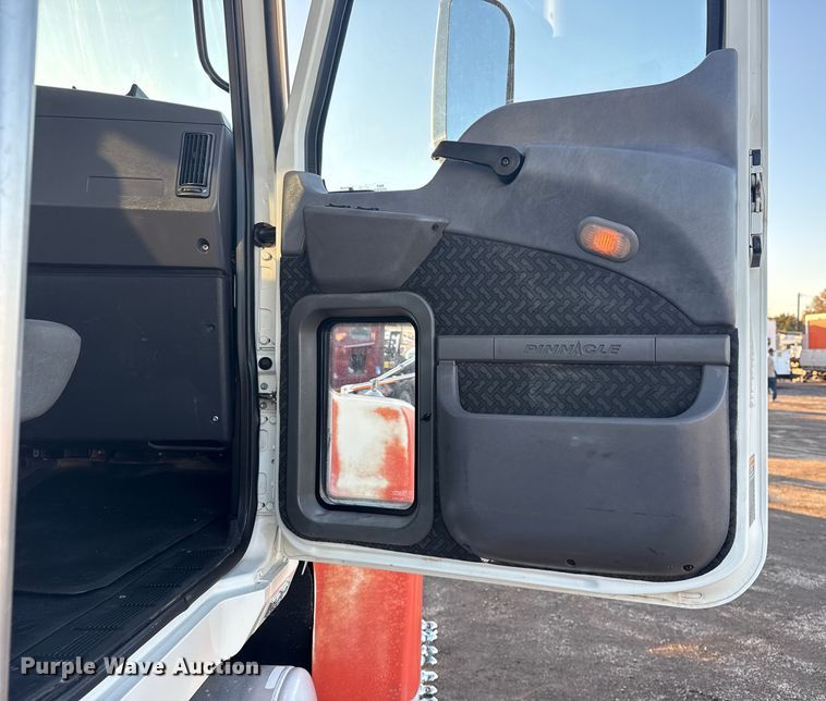 image for item EG1804 2011 Mack CHU614 semi truck