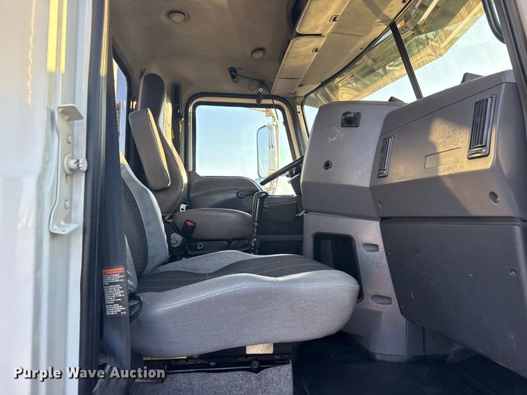 image for item EG1804 2011 Mack CHU614 semi truck