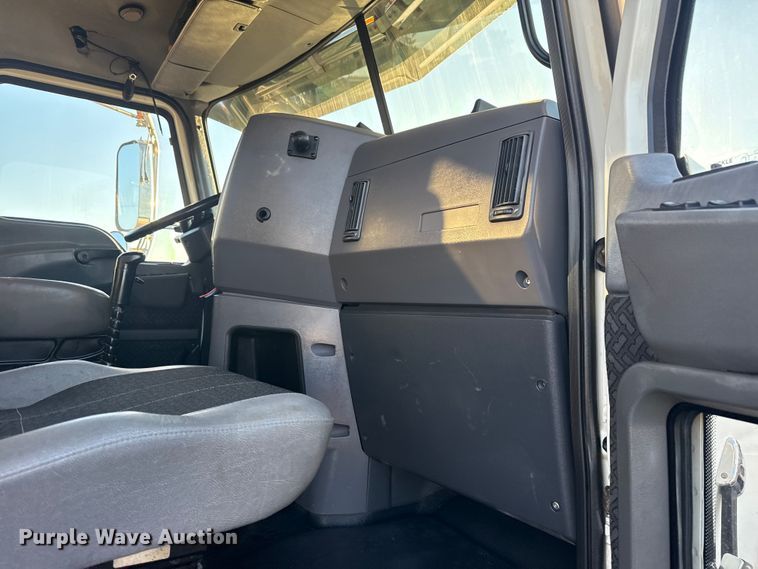 image for item EG1804 2011 Mack CHU614 semi truck