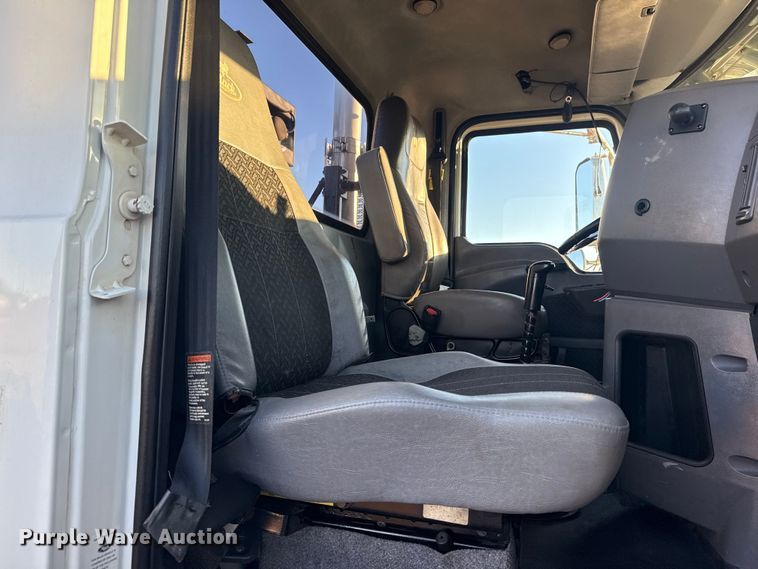 image for item EG1804 2011 Mack CHU614 semi truck