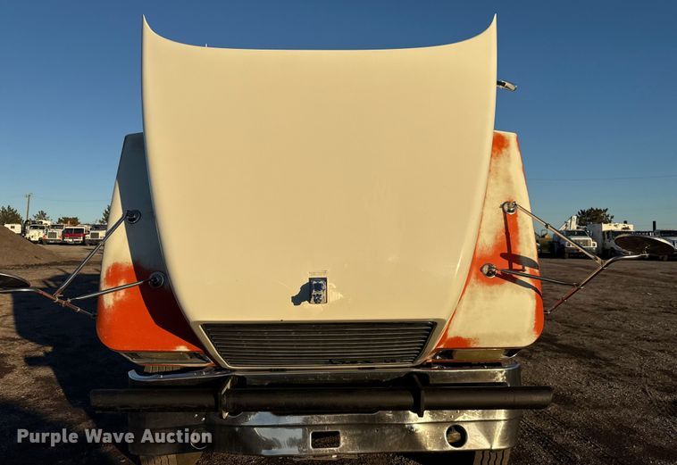 image for item EG1804 2011 Mack CHU614 semi truck