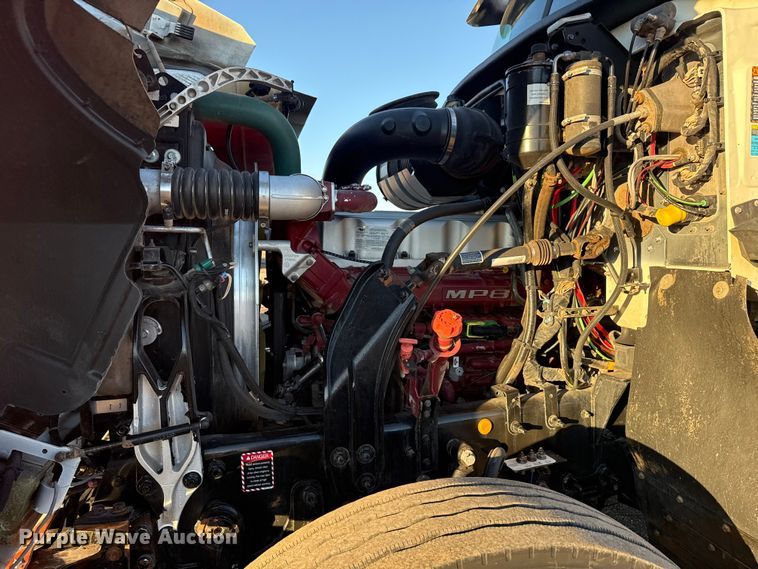 image for item EG1804 2011 Mack CHU614 semi truck