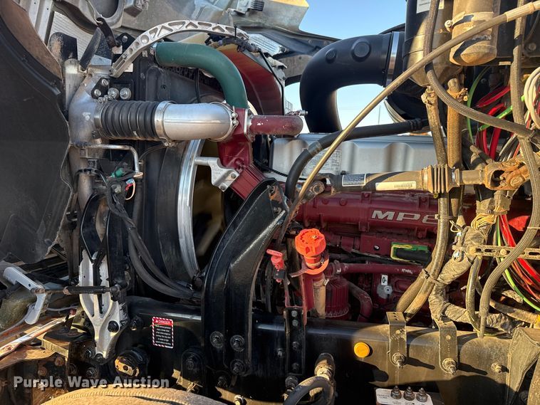 image for item EG1804 2011 Mack CHU614 semi truck