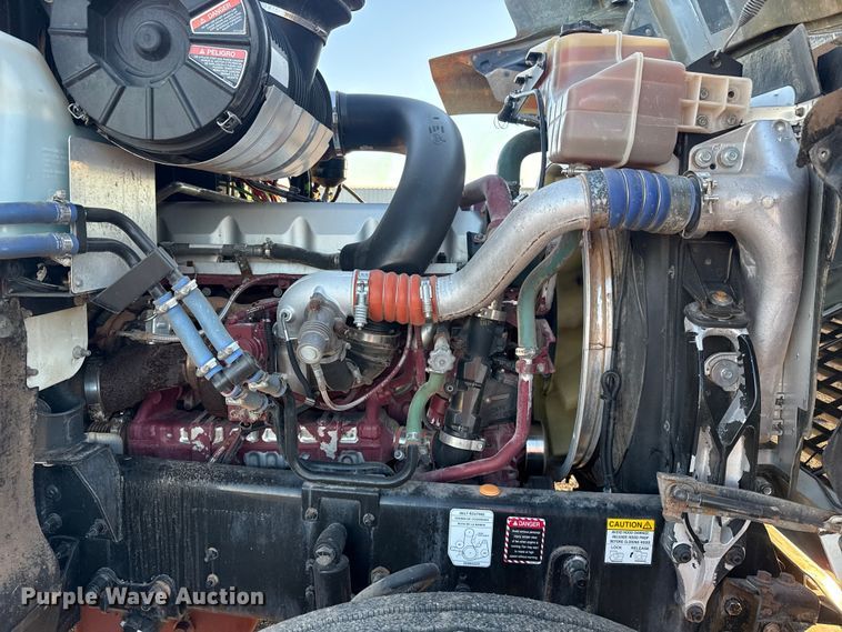 image for item EG1804 2011 Mack CHU614 semi truck