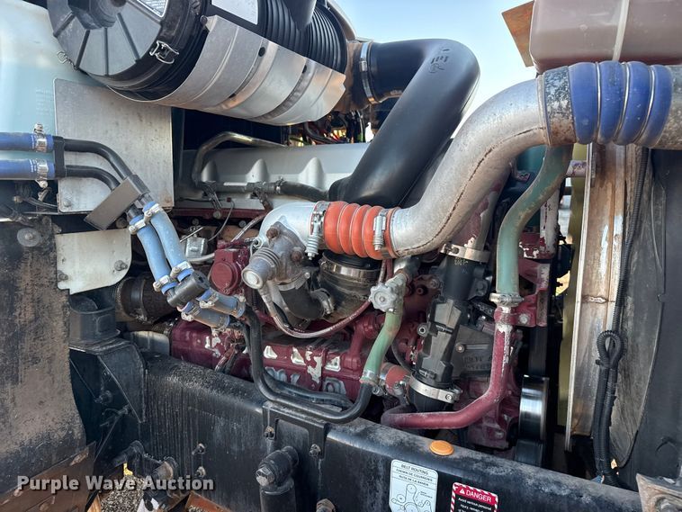 image for item EG1804 2011 Mack CHU614 semi truck