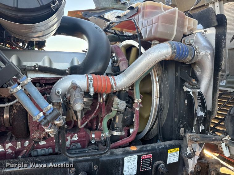 image for item EG1804 2011 Mack CHU614 semi truck