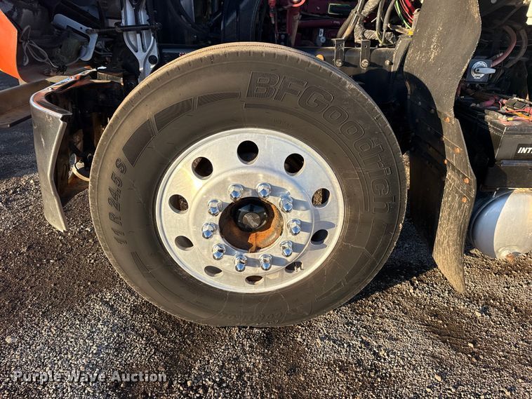 image for item EG1804 2011 Mack CHU614 semi truck