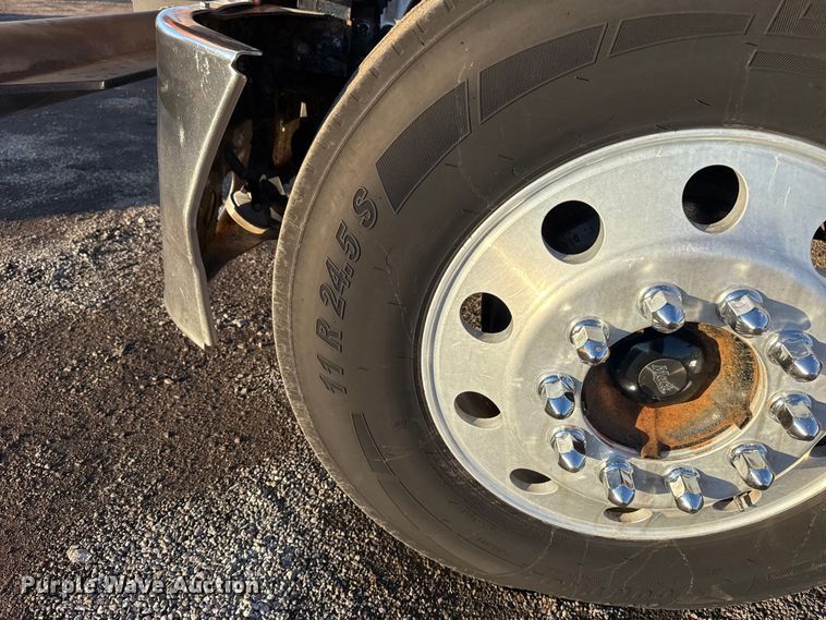 image for item EG1804 2011 Mack CHU614 semi truck