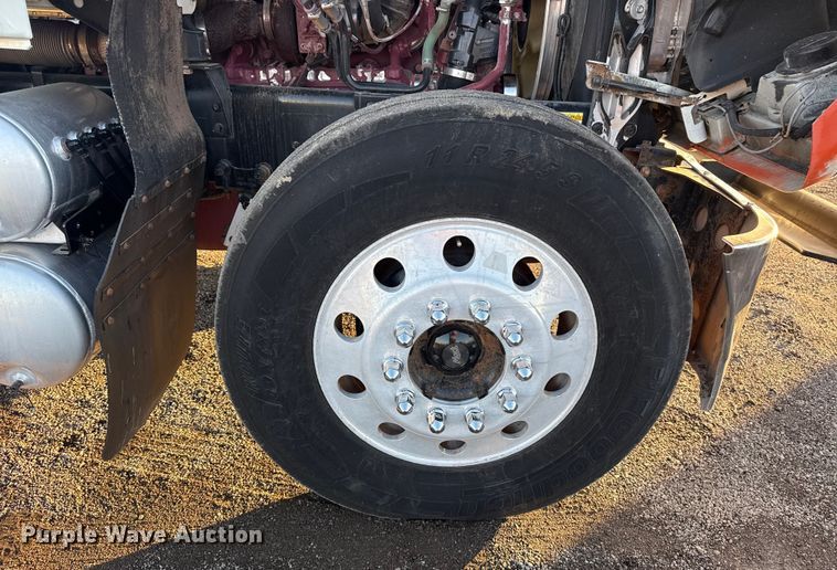 image for item EG1804 2011 Mack CHU614 semi truck