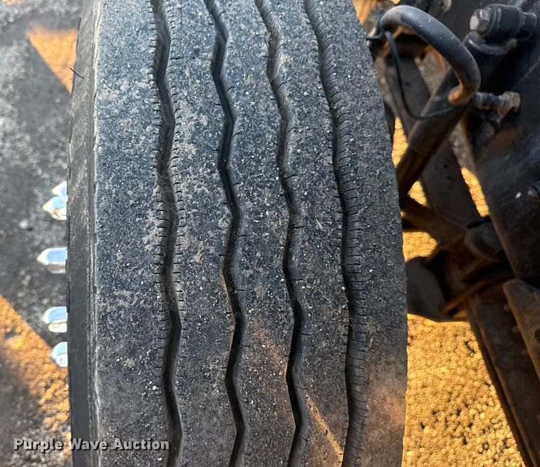 image for item EG1804 2011 Mack CHU614 semi truck